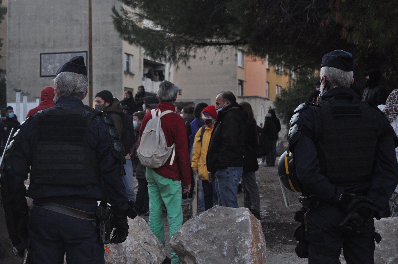 Tous Autour De La Table Pour Le Petit Seminaire 13e Arrondissement Alexandra Louis